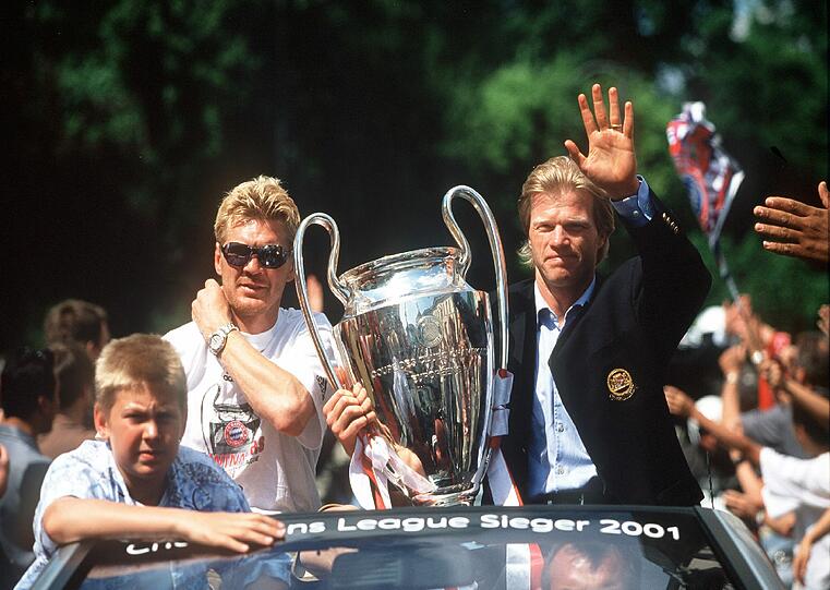 Kapitän Stefan Effenberg und Matchwinner Oliver Kahn fuhren mit dem Pokal voran.