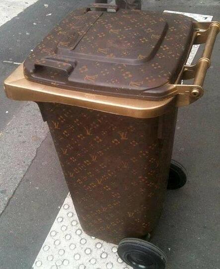 Das neue Must-Have der Society? Eine Louis-Vuitton-Mülltonne steht vorm P1 und sorgt für Gesprächsstoff. 
Big Boss Franz Rauch findet&rsquo;s witzig.