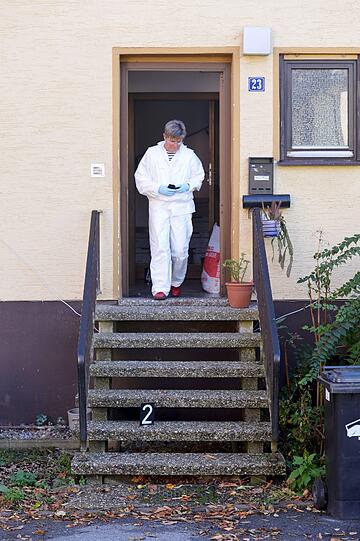 Nach einem Streit um die Miete hat ein 87-Jähriger im oberfränkischen Kronach auf seine 54 Jahre alte Mieterin geschossen und sie verletzt. Danach wurde er tot in einer Scheune gefunden.