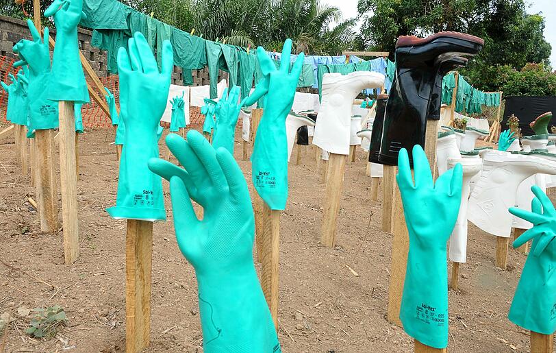 Handschuhe und Stiefel des medizinischen Personals trocknen in einem Camp für Ebola-Infizierte in Guekedou, Guinea. Die Seuche ist in dem westafrikanischen Land weiter auf dem Vormasrsch - die Zahl der Todesopfer ist am Mittwoch auf 83 gestiegen.