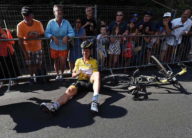 Tony Martin ist wenige Kilometer vor der Ziellinie der sechsten Etappe bei der Tour de France schwer gestürzt und hat sich das Schlüsselbein gebrochen.