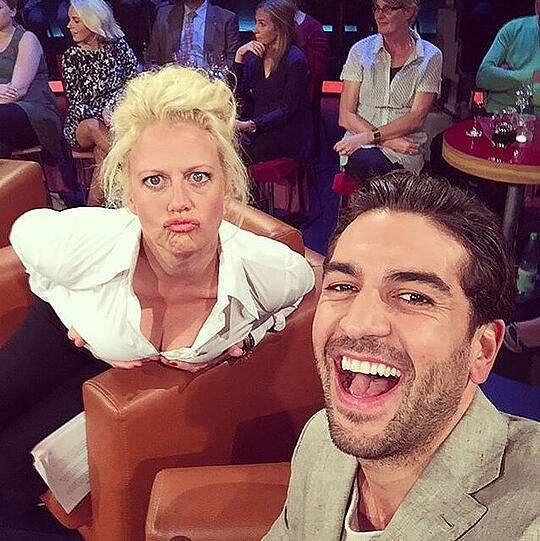 &bdquo;Dirty Talk&ldquo;, schreibt Kino-Star Elyas M&rsquo;Barek aus dem NDR-Studio zu diesem Selfie mit Barbara Schöneberger. Die hat, wie immer, alles im Griff.