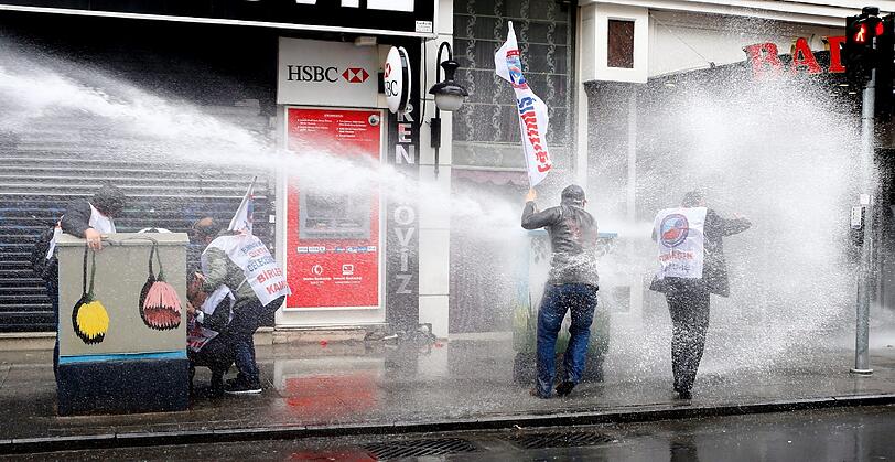 In Istanbul hatten die Behörden 1.-Mai-Demonstrationen auf dem zentralen Taksim-Platz verboten. Gewerkschaften riefen in diesem Jahr deswegen und aus Sicherheitsgründen zu einer Versammlung außerhalb des Zentrums auf.