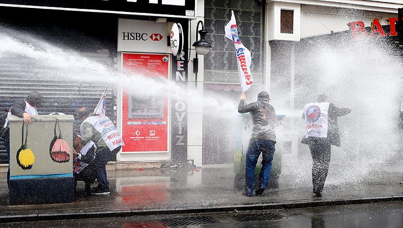 In Istanbul hatten die Behörden 1.-Mai-Demonstrationen auf dem zentralen Taksim-Platz verboten. Gewerkschaften riefen in diesem Jahr deswegen und aus Sicherheitsgründen zu einer Versammlung außerhalb des Zentrums auf. In Istanbul hatten die Behörden 1.-Mai-Demonstrationen auf dem zentralen Taksim-Platz verboten. Gewerkschaften riefen in diesem Jahr deswegen und aus Sicherheitsgründen zu einer Versammlung außerhalb des Zentrums auf.