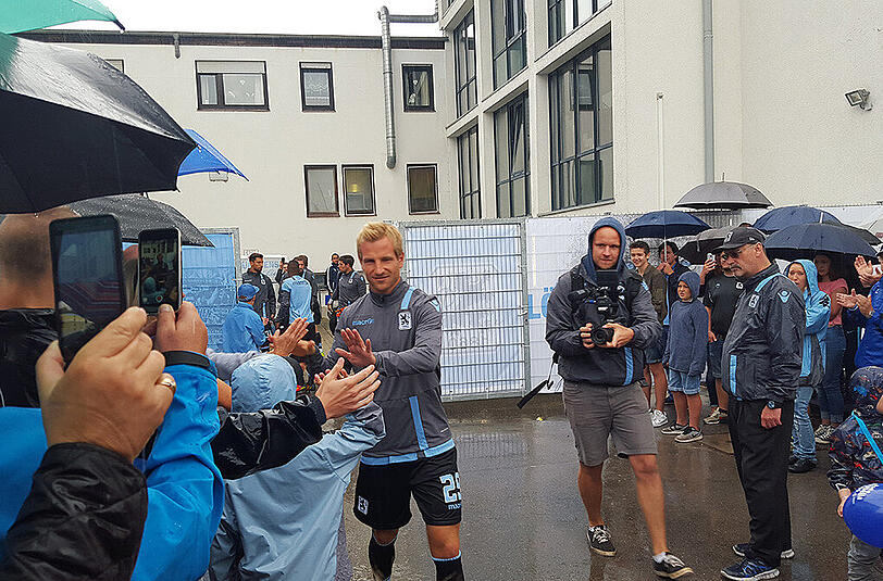 Hunderte Fans waren bereits am Morgen auf dem Gelände. Vor allem Wieder-Neu-Löwe Stefan Aigner sorgte für Euphorie bei den Anhängern.