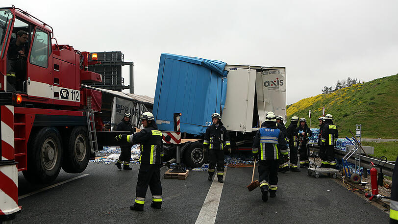 Bei einem schweren Lkw-Unfall auf der A6 behinderten dreiste Gaffer die Rettungsmaßnahmen massiv. Die Bilder von der Unfallstelle.