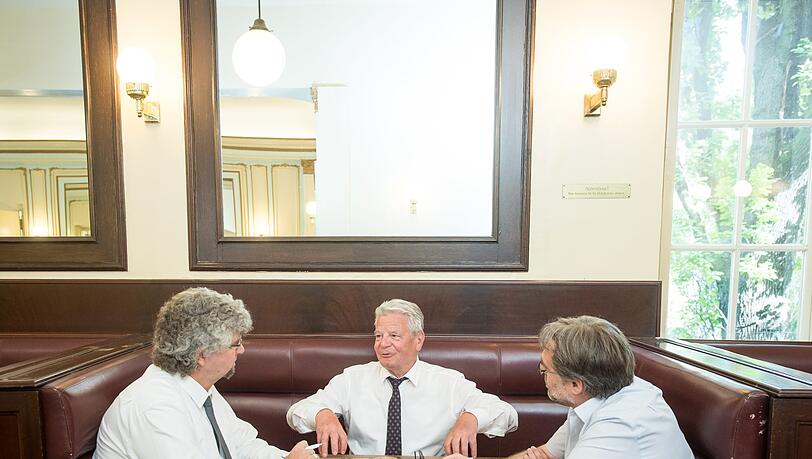 Beliebter Politiker-Treff in Berlin: Im Café Einstein sprechen Stefan Lange (l.) und Rudi Wais (r.) mit einem gut gelaunten Alt-Bundespräsidenten Joachim Gauck. Beliebter Politiker-Treff in Berlin: Im Café Einstein sprechen Stefan Lange (l.) und Rudi Wais (r.) mit einem gut gelaunten Alt-Bundespräsidenten Joachim Gauck.