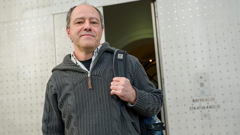 Jürgen Müller steht nach seinem Termin, bei dem er seine Lebensretter-Medaille zurückgegeben hat, vor dem Eingang der Staatskanzlei.