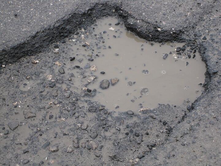 Hier klafft ein Loch in der Straße.
