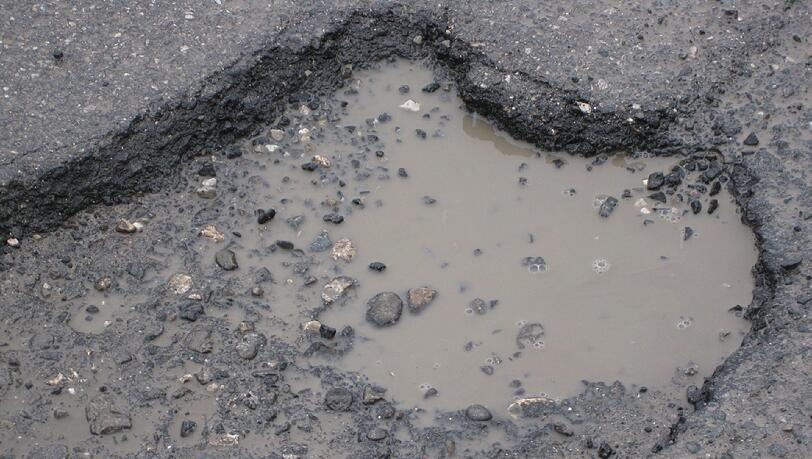 Hier klafft ein Loch in der Straße. Hier klafft ein Loch in der Straße.