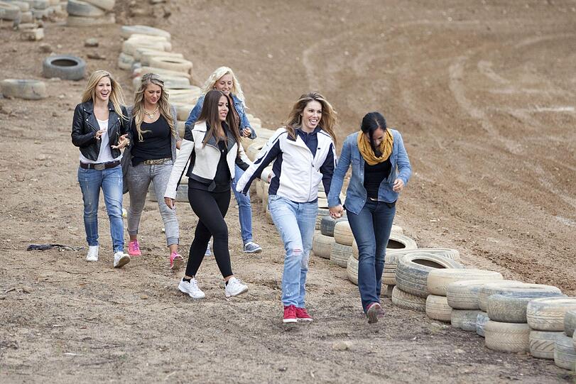 Die auserwählten Ladies erreichen die Quad-Bike Rennbahn (v.l.n.r. hinten: Angelina, Jessica, Susanne, vorne: Ela, Daniela, Maggie).