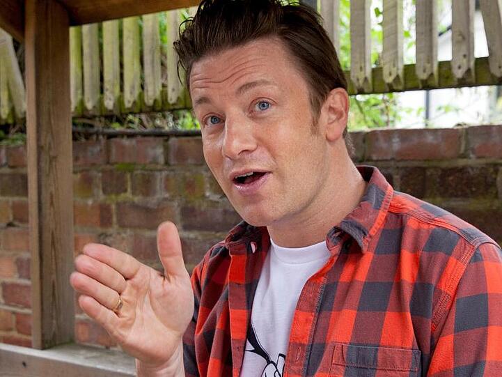 Der britische Starkoch Jamie Oliver gestikuliert bei einem Interview an der Rhyl-Grundschule in London. Foto: David Sandison/Archiv