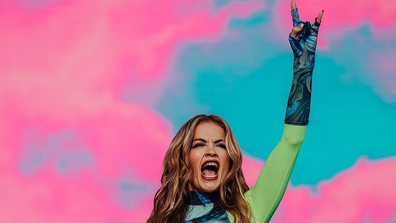 Rita Ora performte im blau-grünen Neon-Look auf dem Münchner Superbloom-Festival.