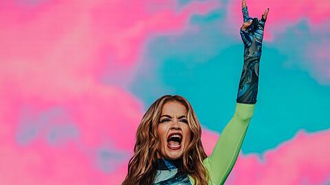 Rita Ora performte im blau-grünen Neon-Look auf dem Münchner Superbloom-Festival.