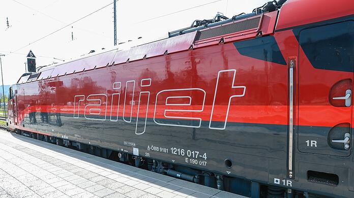 Il nuovo Railjet sembra appena uscito dalla catena di montaggio.  Può raggiungere una velocità di 240 km/h.