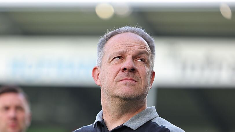 Der Fürther Trainer Alexander Zorniger steht vor Spielbeginn auf dem Platz. Sein Team bestritt ein Testspiel.