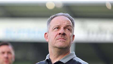 Der Fürther Trainer Alexander Zorniger steht vor Spielbeginn auf dem Platz. Sein Team bestritt ein Testspiel.
