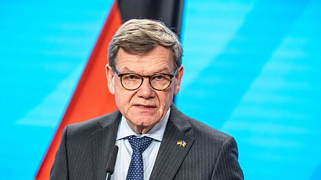 Nach der ersten erfolgreichen R&uuml;ckholung im Nahen Osten gestrandeter Deutscher zeigt sich Au&szlig;enminister Johann Wadephul (CDU) optimistisch.