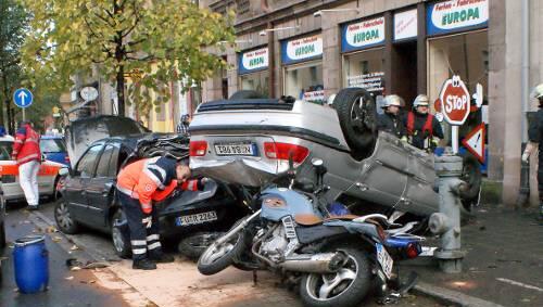 Der BMW-Fahrer wurde bei dem Landung auf dem Dach zum Glück nur leicht verletzt. Die in der Parkbucht abgestellten Autos und Motorräder der Fahrschule jedoch haben jetzt nur noch Schrottwert. Der BMW-Fahrer wurde bei dem Landung auf dem Dach zum Glück nur leicht verletzt. Die in der Parkbucht abgestellten Autos und Motorräder der Fahrschule jedoch haben jetzt nur noch Schrottwert.