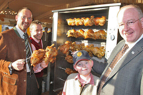 Knuspriges Vergnügen: GfK-Chef Klaus Wübbenhorst, Röslein-Wirt Gregor Lemke und Festwirt Peter Lössel (mit Sohn Ludwig, v.li.).
