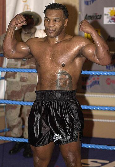 Boxer Mike Tyson wurde 1986 Weltmeister und damit der bislang jüngste Boxer, der einen Weltmeistertitel im Schwergewicht erringen konnte.