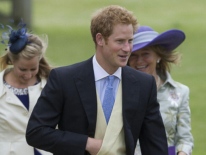Unangenehme Situation: Prinz Harry (hier bei einer Hochzeit im Jahr 2013) zeigt sich nicht gern im Anzug