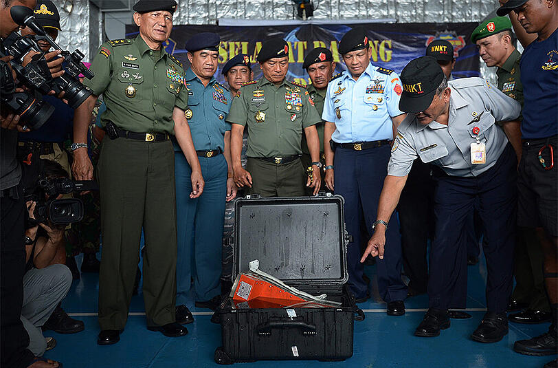 Die Blackbox der abgestürzten AirAsia-Maschine wird der Presse präsentiert.