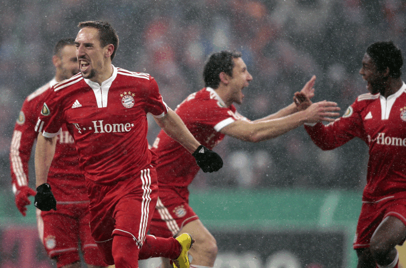 Erstes Spiel, erster Torjubel: Alaba (r.) mit Franck Ribéry und Mark van Bommel.