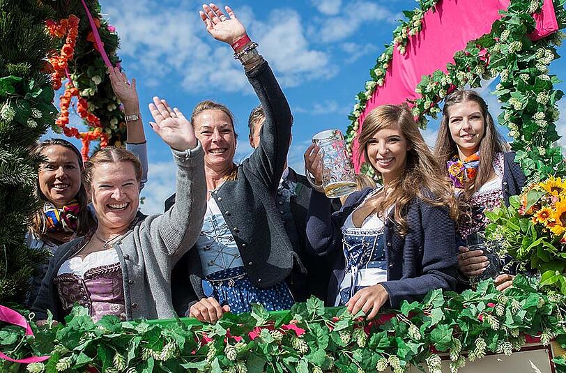 Junge Frauen beim Wirte-Einzug auf die Theresienwiese.