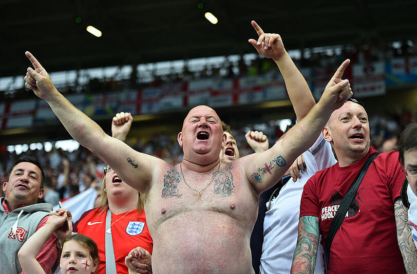 England:  Oh my God! Das wollten wir doch gar nicht sehen.