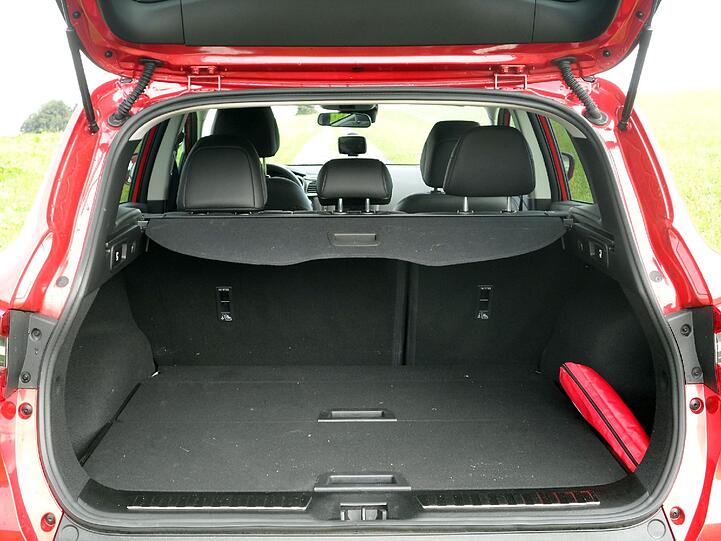 Genug Platz für die Urlaubsfahrt: In den Kofferraum des Renault Kadjar passen je nach Konfiguration zwischen 472 Liter und 1478 Liter Gepäck.