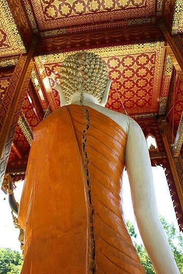 Der Buddha in der Thal-Sala im Westpark wird von Philipp Reisacher und  Helga Hornung saniert.
