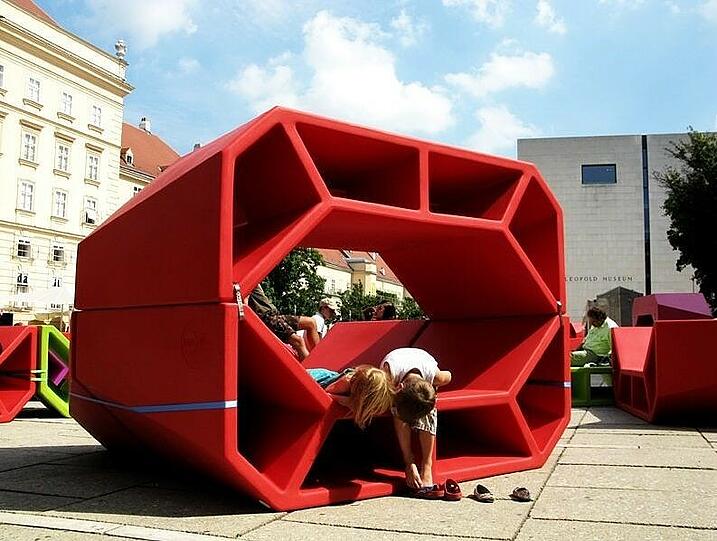 ... oder in Rot. Ein wenig sieht das Möbel aus wie ein Duplo-Stein.