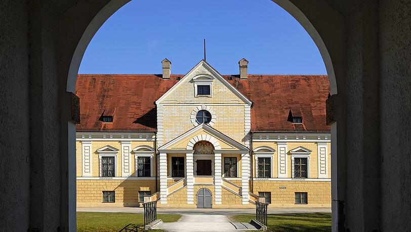 Das historische Gebäude der Schlossgaststätte schließt direkt an den Hauptflügel des Alten Schlosses mit Schlosskapelle an und liegt an der südöstlichen Ecke des Maximilianshofs. (Archivbild)