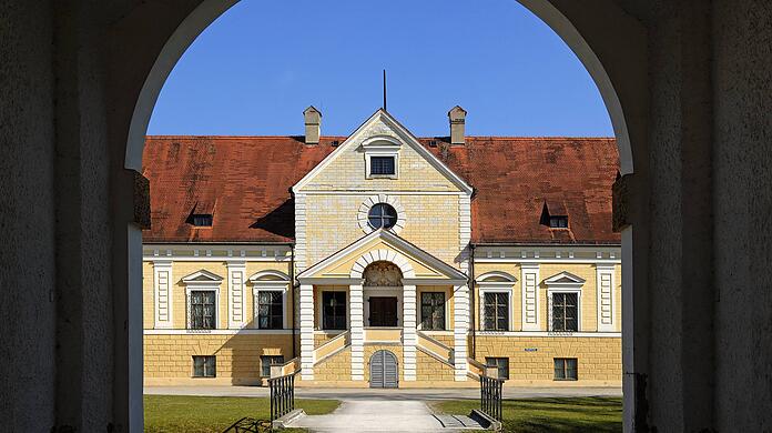Das historische Gebäude der Schlossgaststätte schließt direkt an den Hauptflügel des Alten Schlosses mit Schlosskapelle an und liegt an der südöstlichen Ecke des Maximilianshofs. (Archivbild)