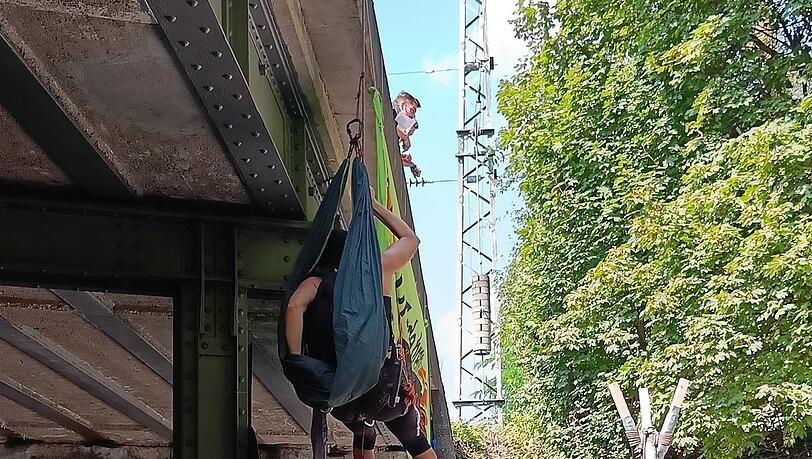 Ein Mann baumelt von der Eisenbahnbrücke. Ein Mann baumelt von der Eisenbahnbrücke.