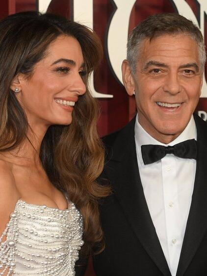 Versprechen an Ehefrau Amal: George Clooney will k&uuml;nftig keine fremden Frauen mehr vor der Kamera k&uuml;ssen.