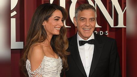 Versprechen an Ehefrau Amal: George Clooney will künftig keine fremden Frauen mehr vor der Kamera küssen.