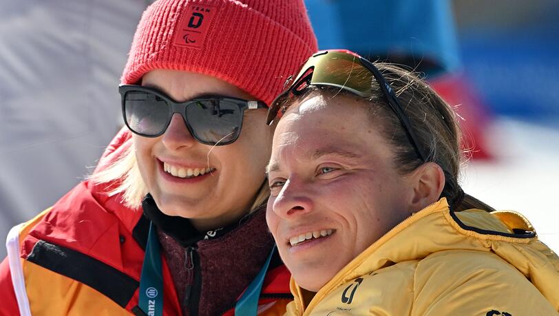 Christiane Schenderlein gratuliert Anja Wicker (r) zur zweiten Medaille.