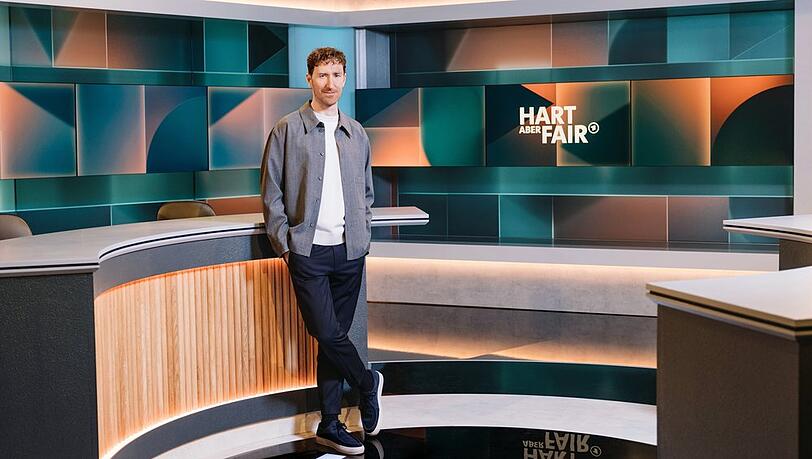 Louis Klamroth diskutiert montags in seiner ARD-Talkshow "Hart aber fair" mit prominenten G&auml;sten.