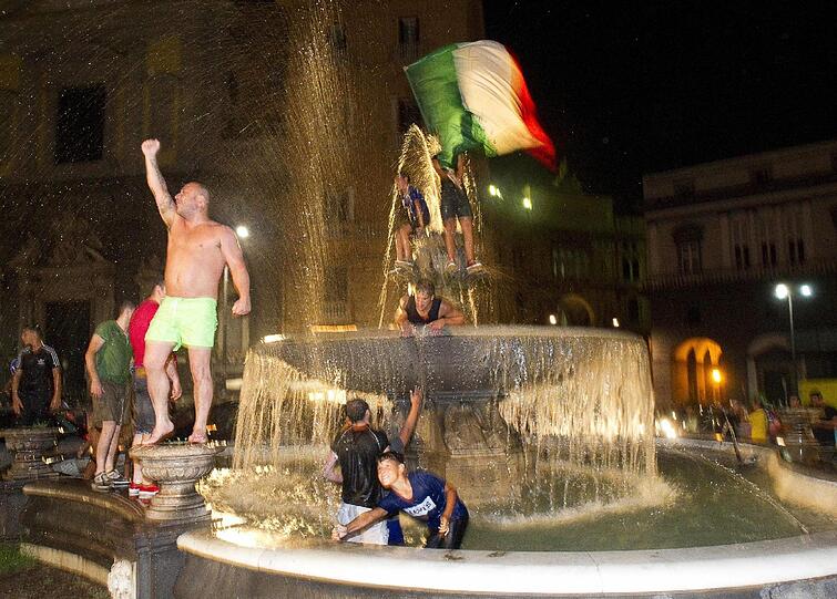 Ausgelassene Stimmung auch in Rom, Turin und Neapel.