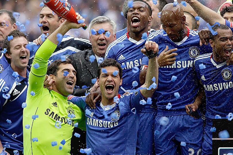 Erfolg in Blau: Am 15. Mai 2010 jubelt Ballack nach dem Sieg des FC Chelsea im Pokalfinale gegen den FC Portsmouth im Londoner Wembley-Stadion.