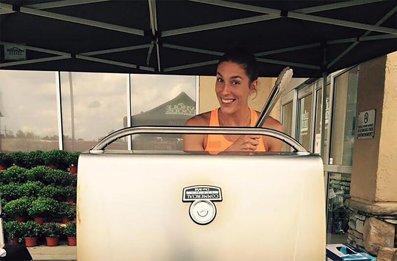 Tennisstar Andrea Petkovic übt schon fleißig um ihr Grill-Versprechen einzulösen.