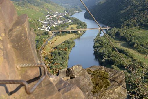 Teilweise führt der Steig über steile Felsen zwischen den Weinbauterrassen.