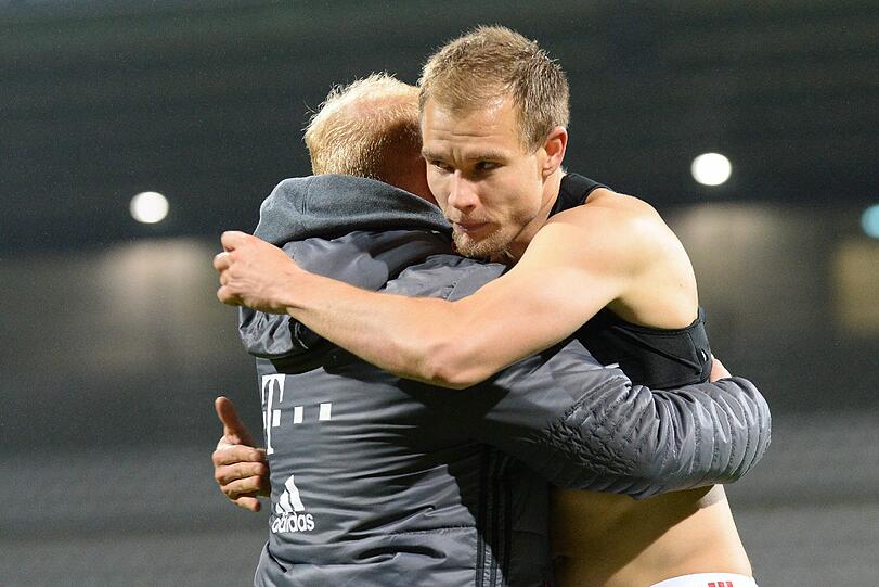 Trainer Heiko Vogel (l.) und Holger Badstuber umarmen sich nach dem Spiel.
