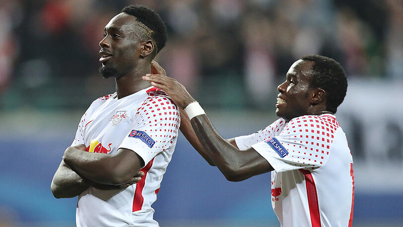 Die Leipziger Jean-Kevin Augustin (links) und Bruma jubeln nach dem 3:1 im Hinspiel gegen den FC Porto.
