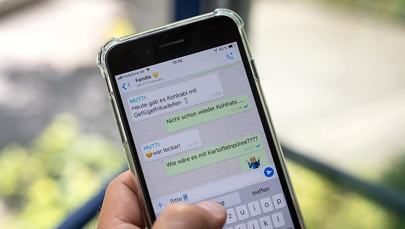 Nachrichten aus Familienchats können ganz unterschiedliche Reaktionen auslösen. Den einen freut's, der andere will die Gruppe lieber verlassen. Nachrichten aus Familienchats können ganz unterschiedliche Reaktionen auslösen. Den einen freut's, der andere will die Gruppe lieber verlassen.