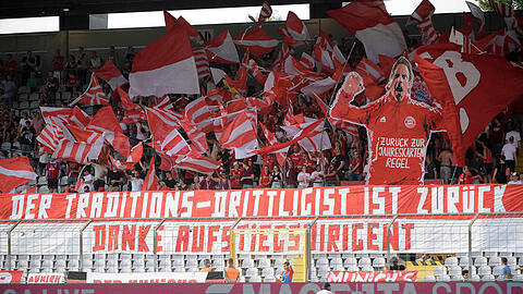 Die Choreografie der Bayern-Fans beim Heimauftakt in der 3. Liga.