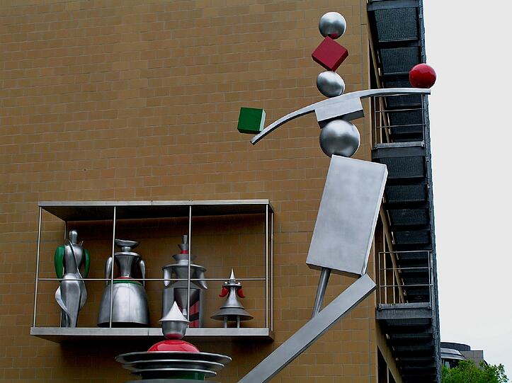 Kunst am Bau an der Versicherungskammer Bayern: die "Kabakov-Skulptur"