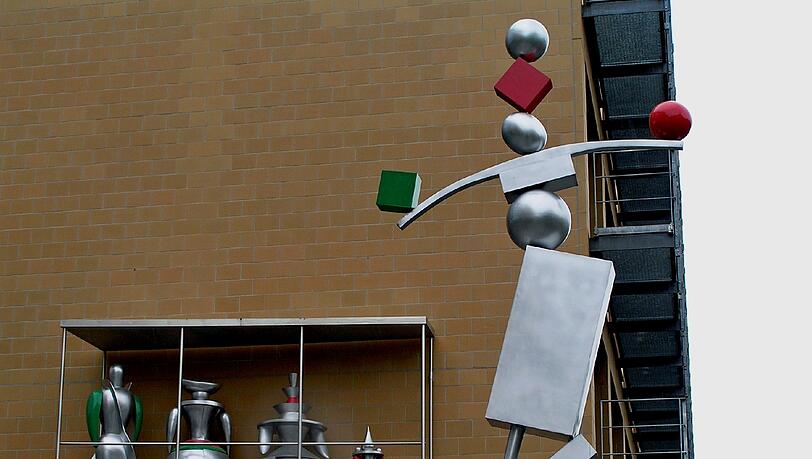 Kunst am Bau an der Versicherungskammer Bayern: die "Kabakov-Skulptur" Kunst am Bau an der Versicherungskammer Bayern: die "Kabakov-Skulptur"